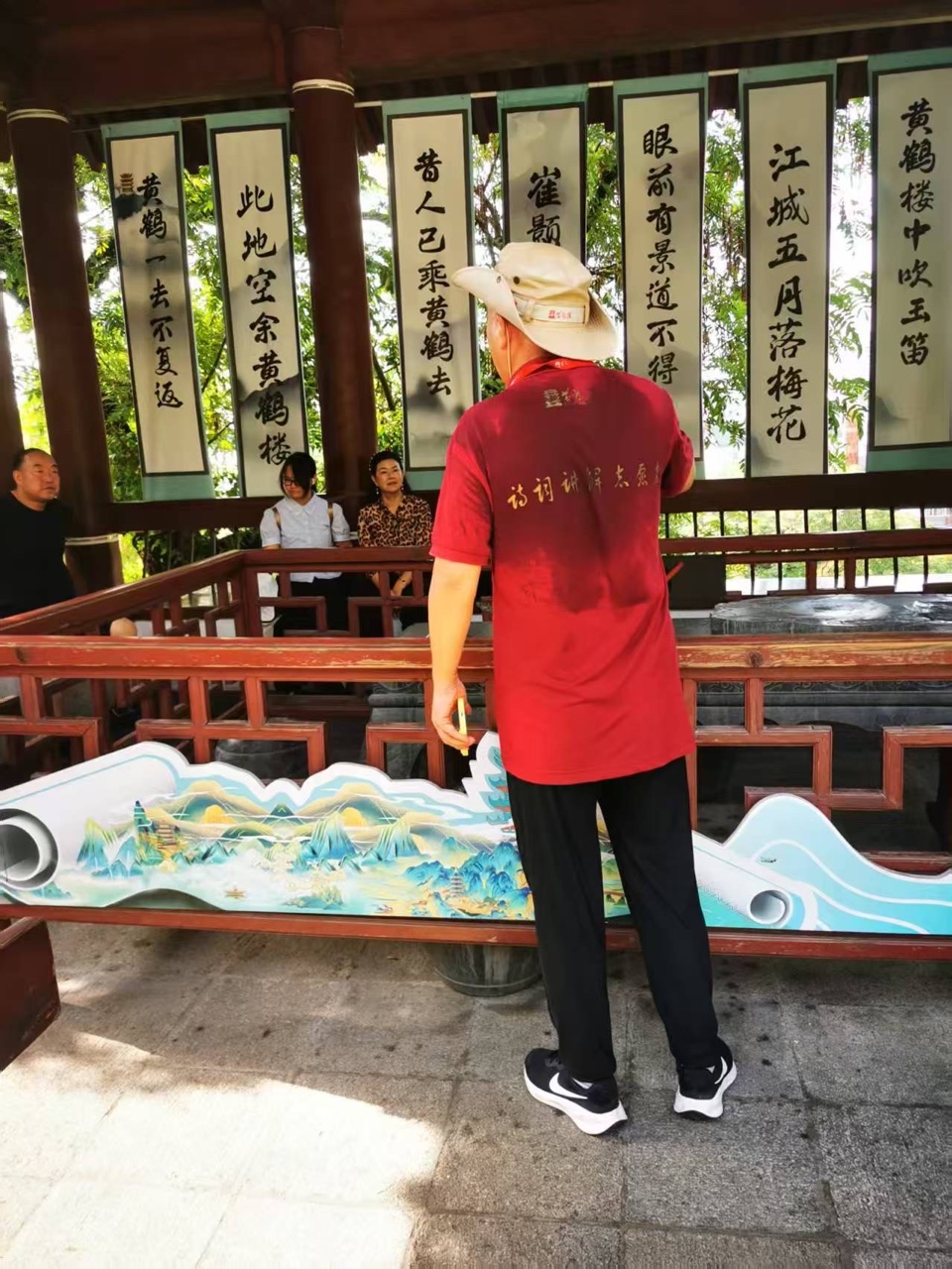 志愿者在讲解,游客给他一把扇子|周智敏(黄鹤楼诗词讲解志愿者(图3)