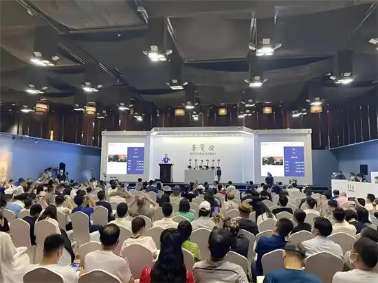 【现场直击】师文娟《泰山日出》荣宝斋专场拍卖落槌价1558万元(图3)