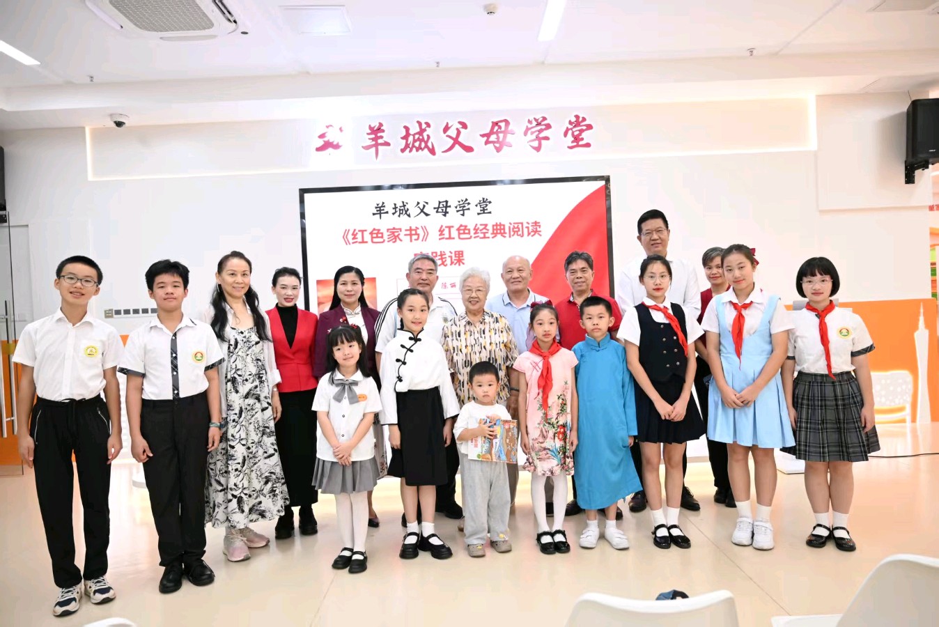 羊城父母学堂举办读红色家书 做家风传人红色经典阅读主题活动 革命后代、道德模范与亲子家庭共话家风传承 文/池朝兴 图/李杰摄影工作室 等（图14）