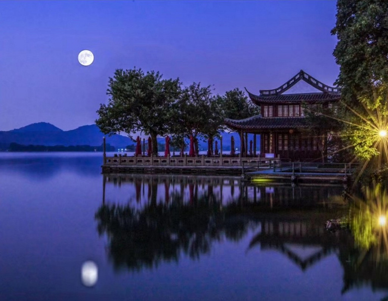 【中国雨巷文学社】北京头条 第2332期 现代诗《今夜,月亮是中国的灯》作者:丝雨 - 西安(图2)