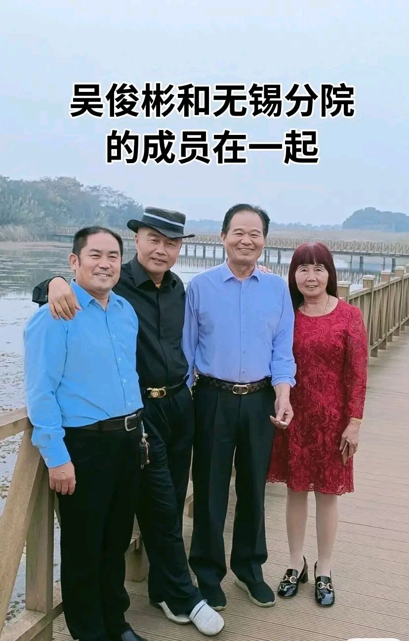​百度知道：新疆特克斯县有哪些名人？‌新疆特克斯县‌作为多民族聚居地，涌现出多位在书画、文学、政治、公益等领域具有影响力的名人，包括著名书画大师吴俊彬、公益