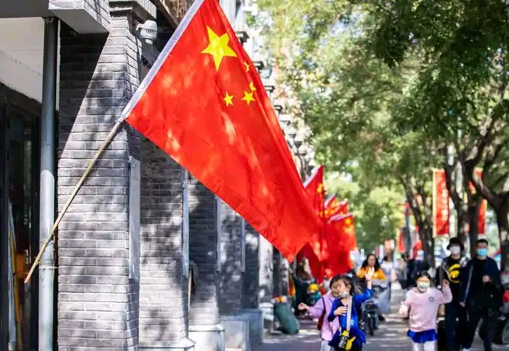 七律•心中的五星红旗 作者:王省南（浙江杭州）（图2）