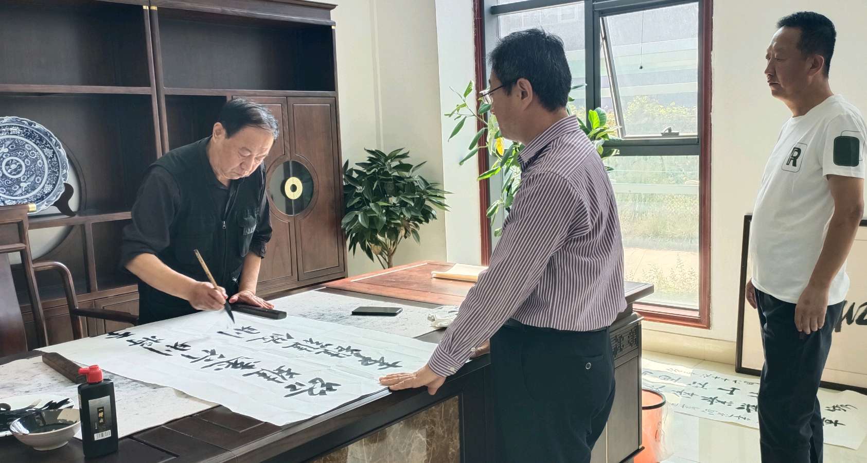 翰墨丹青颂祖国 笔歌墨舞庆华诞——聊城市书画研究会与金盾司法学校联合举办庆国庆书画交流活动（图3）