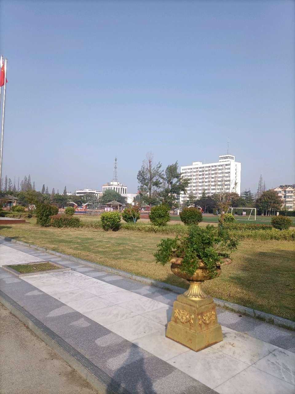 中秋节怀古中秋时节赞今人，良辰美景团圆日。盛世年华起歌舞，沧海桑田思先贤。诗仙诗圣加诗魔，亦曾月下题诗歌。往事千年犹再现，文人墨客心相连。