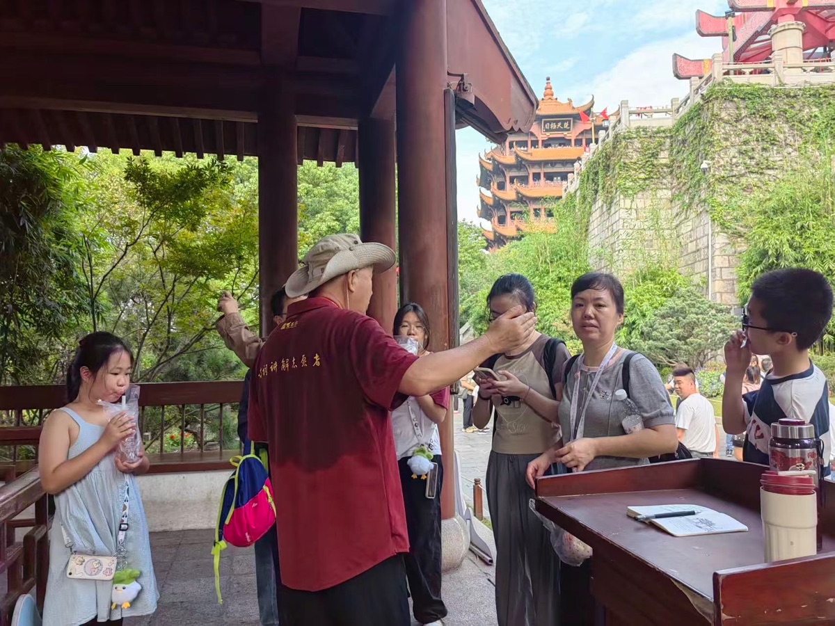 国庆节第2天，游人超4万，诗词讲解很受欢迎，作者：周智敏（黄鹤楼诗词讲解志愿者）（图3）