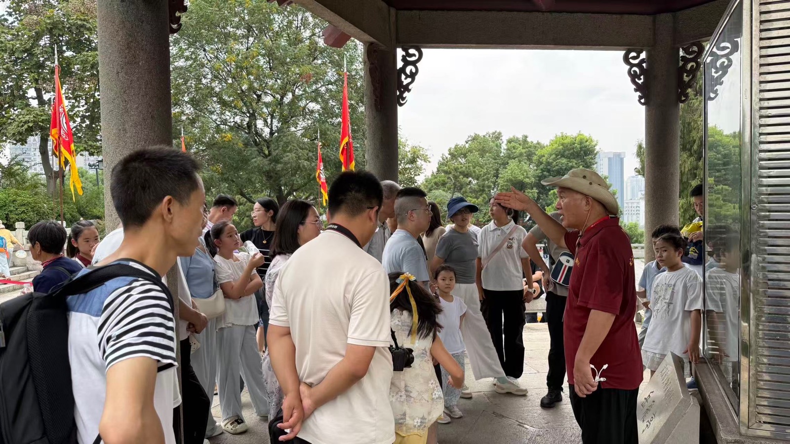 国庆节第2天，游人超4万，诗词讲解很受欢迎，作者：周智敏（黄鹤楼诗词讲解志愿者）（图4）