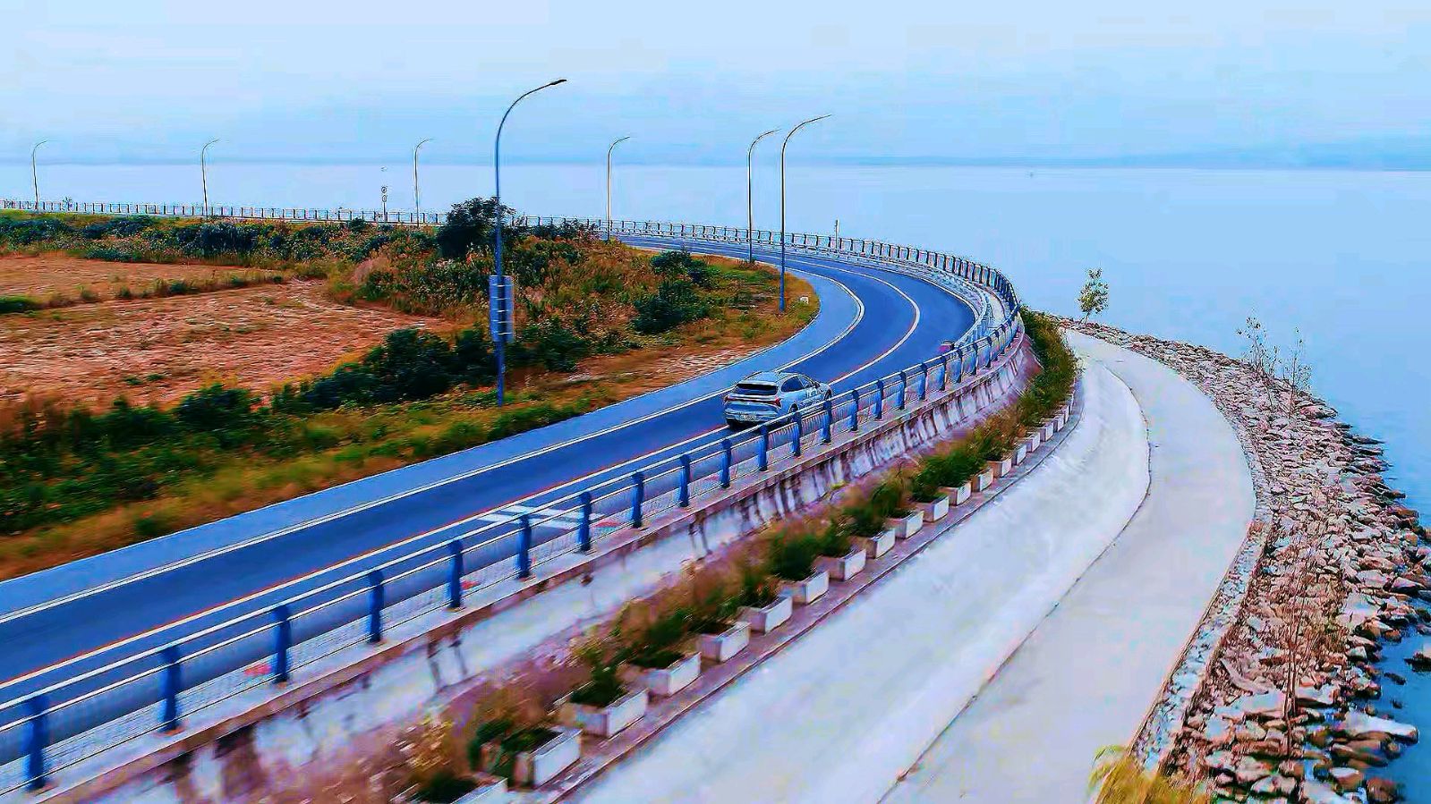 东方书剑的《五律・咏倒湖茶环湖路》
