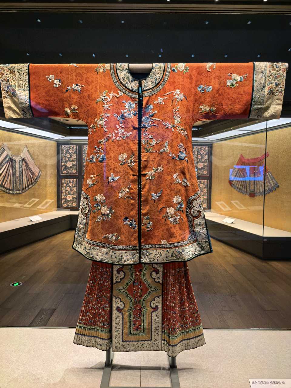 裙裳华彩:马面裙的古韵今风在清华艺博馆金秋盛大启幕(图23)