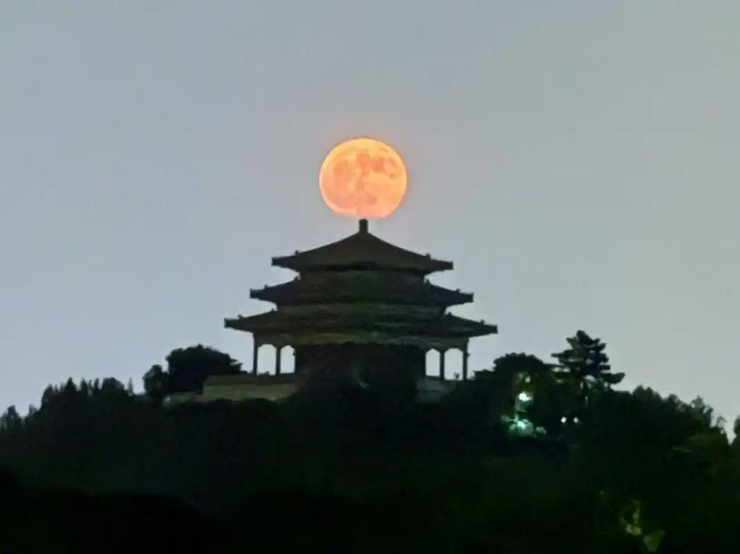 太常引·香山问月（文/许碧霞）/七绝·敝帚题珍（文/冯清明）……莲叶之珠文学社