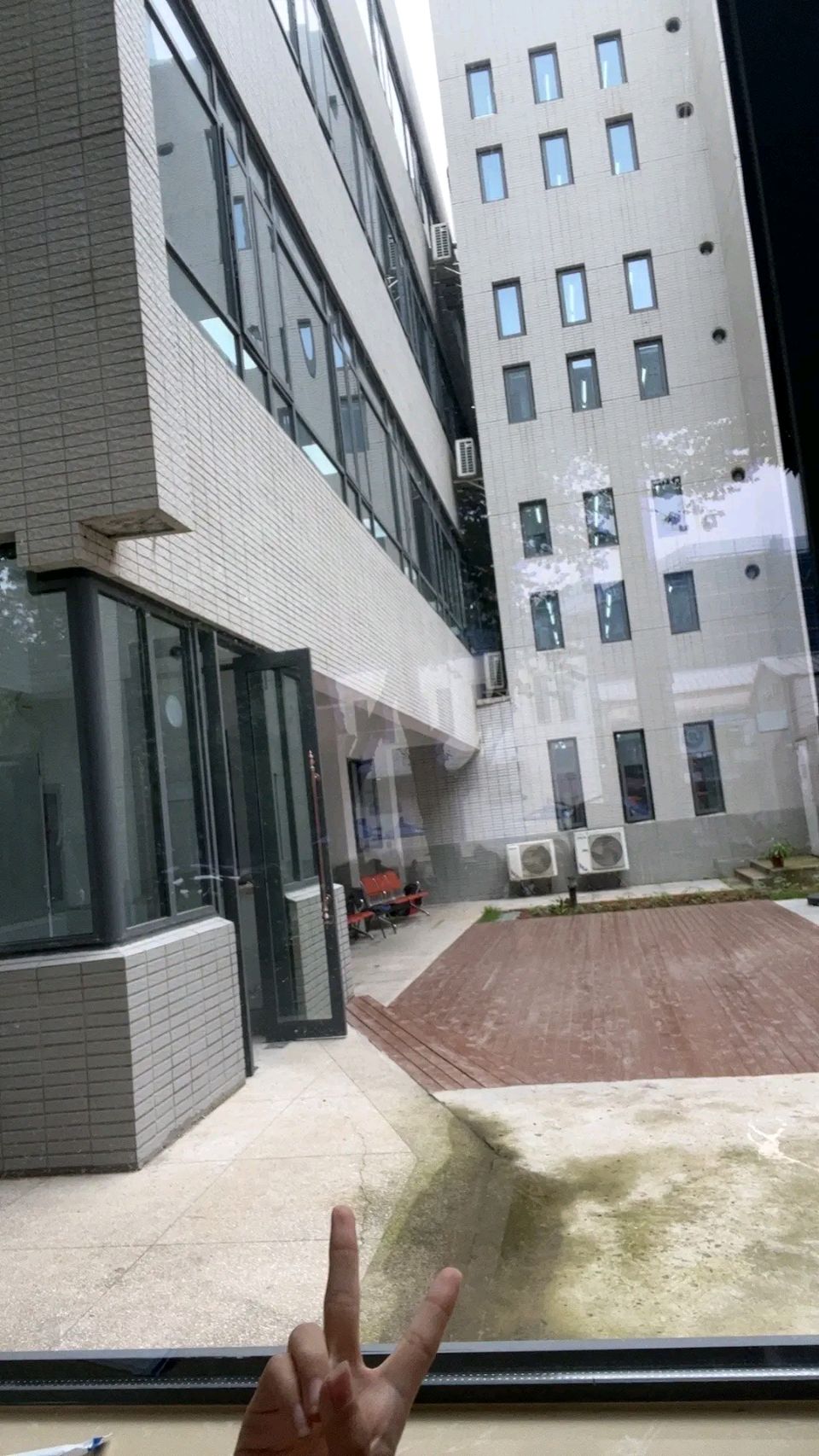 量子诗歌'七嘴八舌'说诗评诗系列之曹源老师的《背书的人》让你读懂人性——文化强国量子诗歌实验室（筹）（图10）