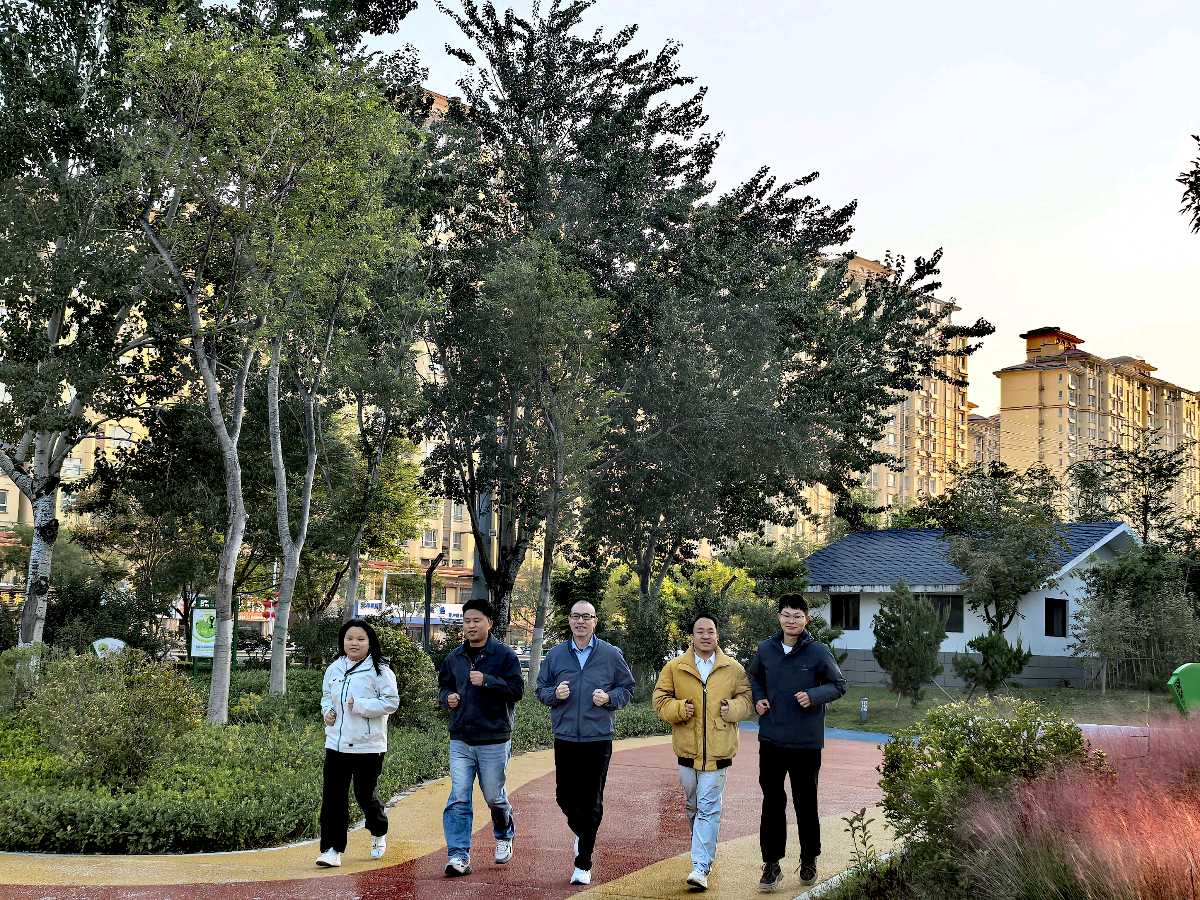 泰哥引领探真知，教育革新启新程——睿聪高中之行的启迪与展望