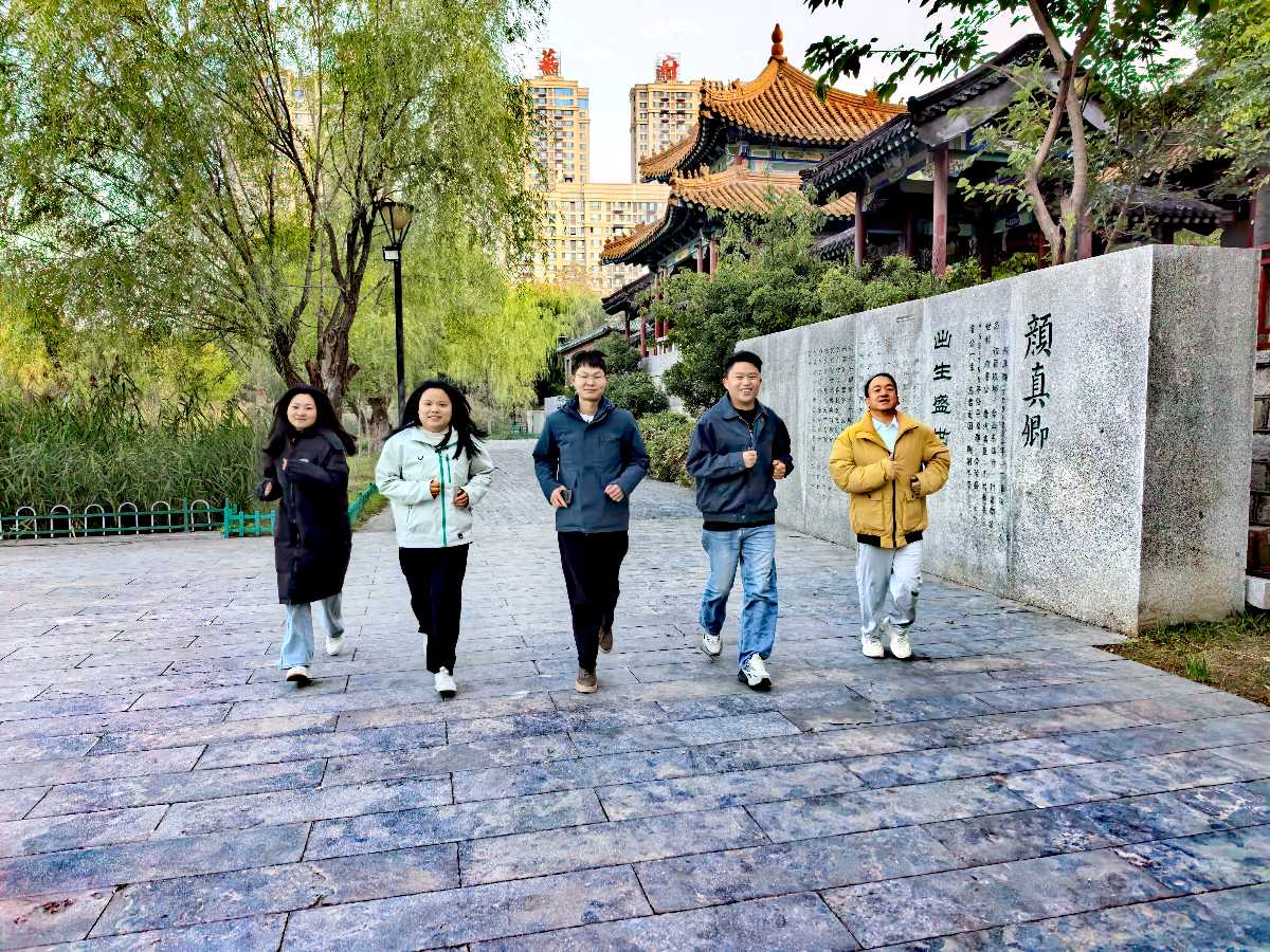 泰哥引领探真知，教育革新启新程——睿聪高中之行的启迪与展望（图2）