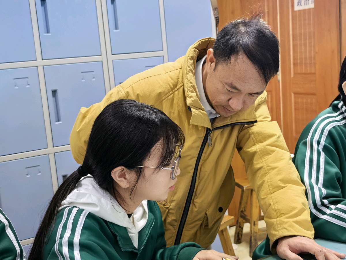 泰哥引领探真知，教育革新启新程——睿聪高中之行的启迪与展望（图4）