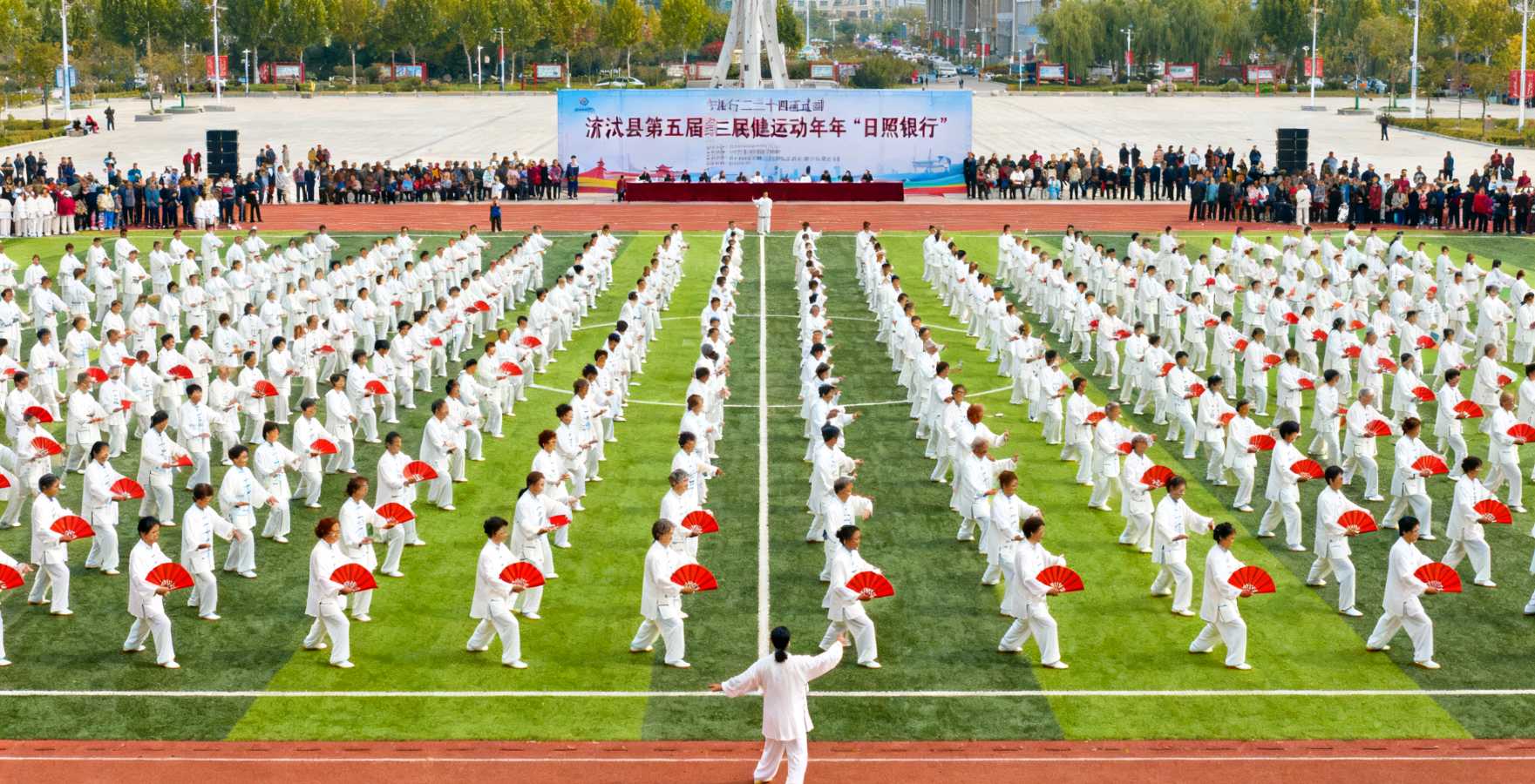 【豆蔻诗社】赞临沭县第十五届全民健身运动会老年人“日照银行”大极拳剑扇展演 作者/孙月和（图4）