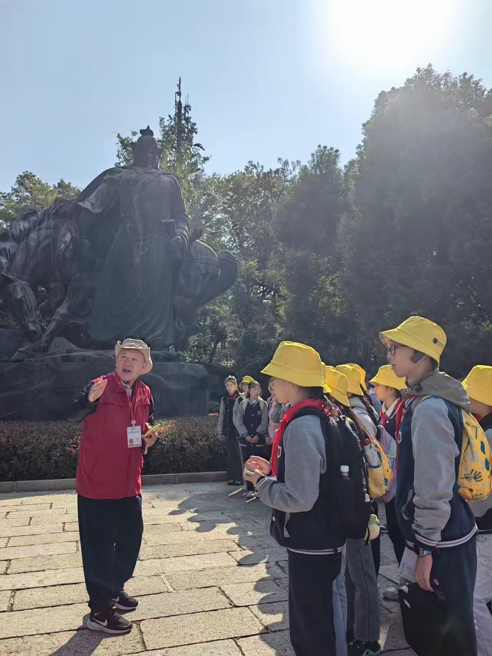 美诗美诵：岳飞铜像｜周智敏（黄鹤楼诗词讲解志愿者）诵读：小小（图4）