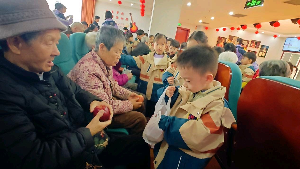 爱在重阳 孝润童心——宝丰红星教育集团幼儿园开展重阳节敬老主题活动（图2）