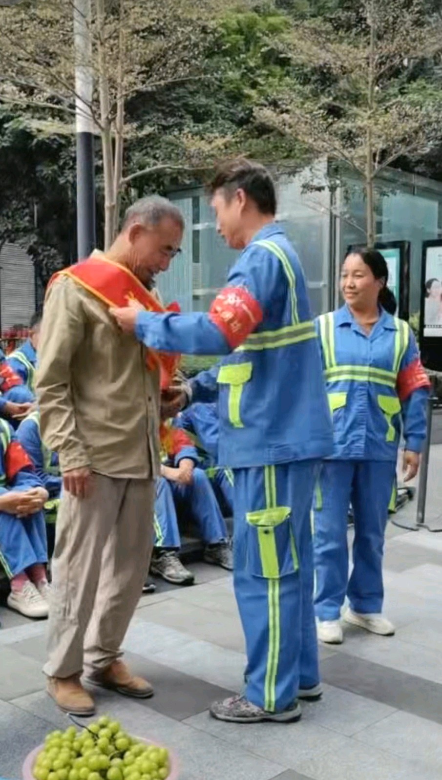 光荣属于劳动者，温暖流淌在街头——记天河区城市管理第二保洁所一线质检员的别样重阳欢送会 文/池朝兴（图2）