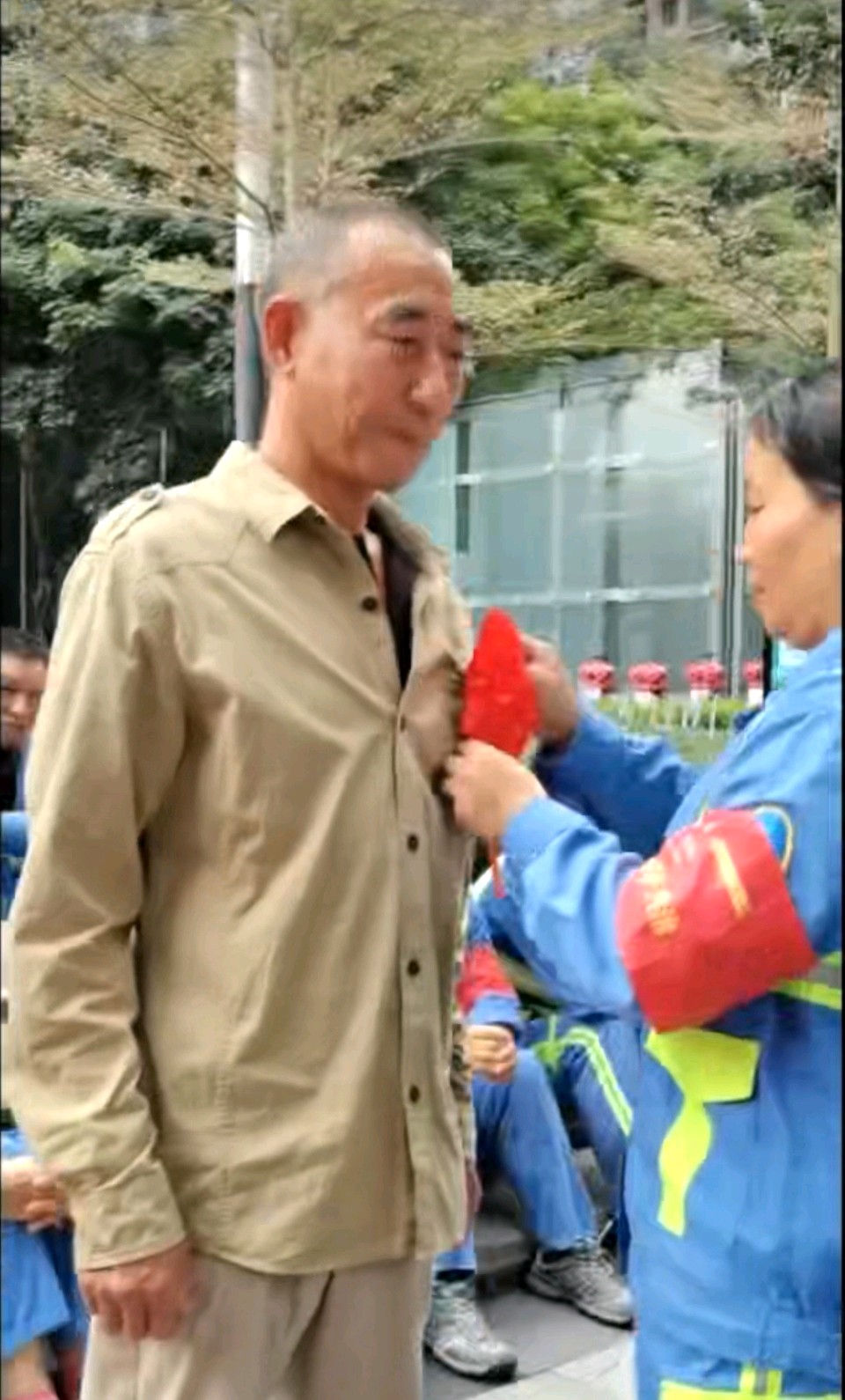 光荣属于劳动者，温暖流淌在街头——记天河区城市管理第二保洁所一线质检员的别样重阳欢送会 文/池朝兴（图3）