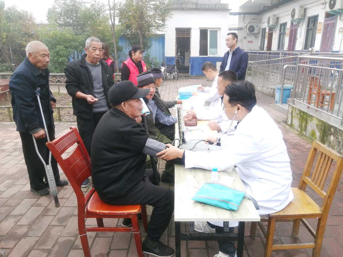 宝丰县张八桥镇:重阳敬老送义诊 定制服务暖人心(图2)