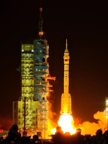 【诗词中国】精品佳作《七律·航天英雄再起航》——赞神舟二十一号载人飞船发射圆满成功（中华新韵）外二首｜作者：李传政（图5）