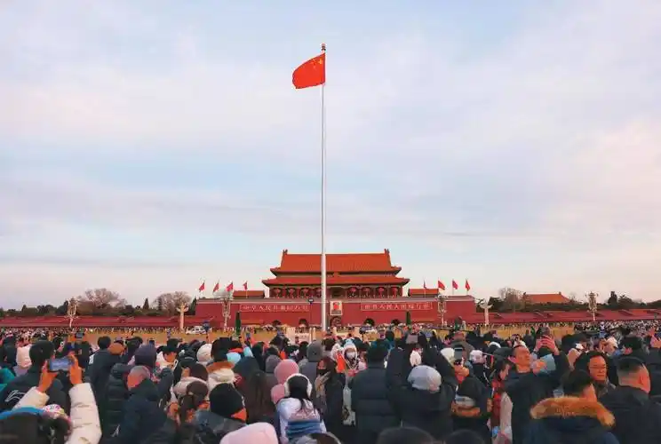 秋之最新作品《六十年前见伟人的回忆一一永恒的青春之光》