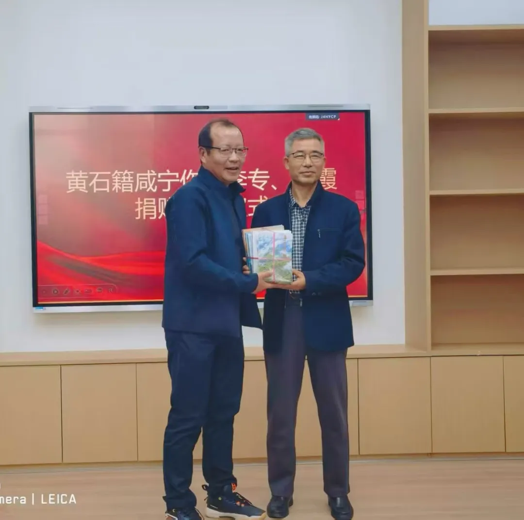 李专、倪霞两位作家捐个人著作给家乡（图4）