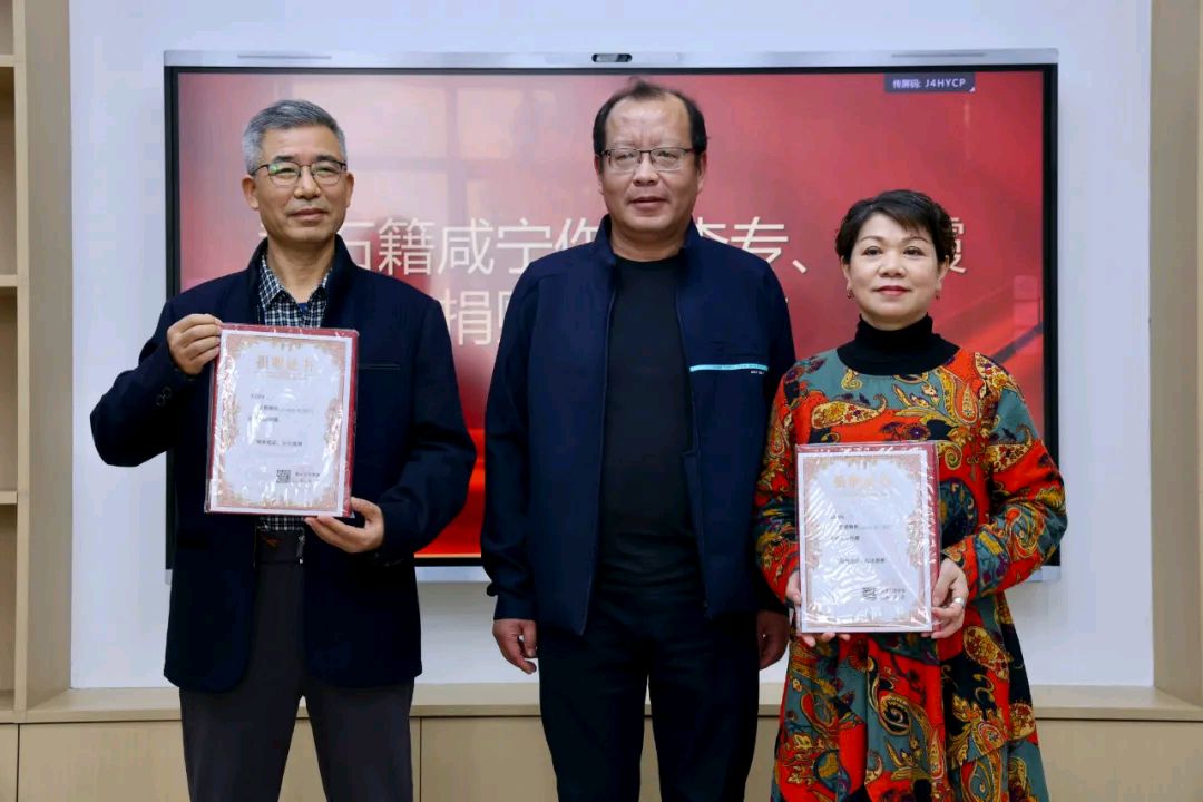 李专、倪霞两位作家捐个人著作给家乡（图3）