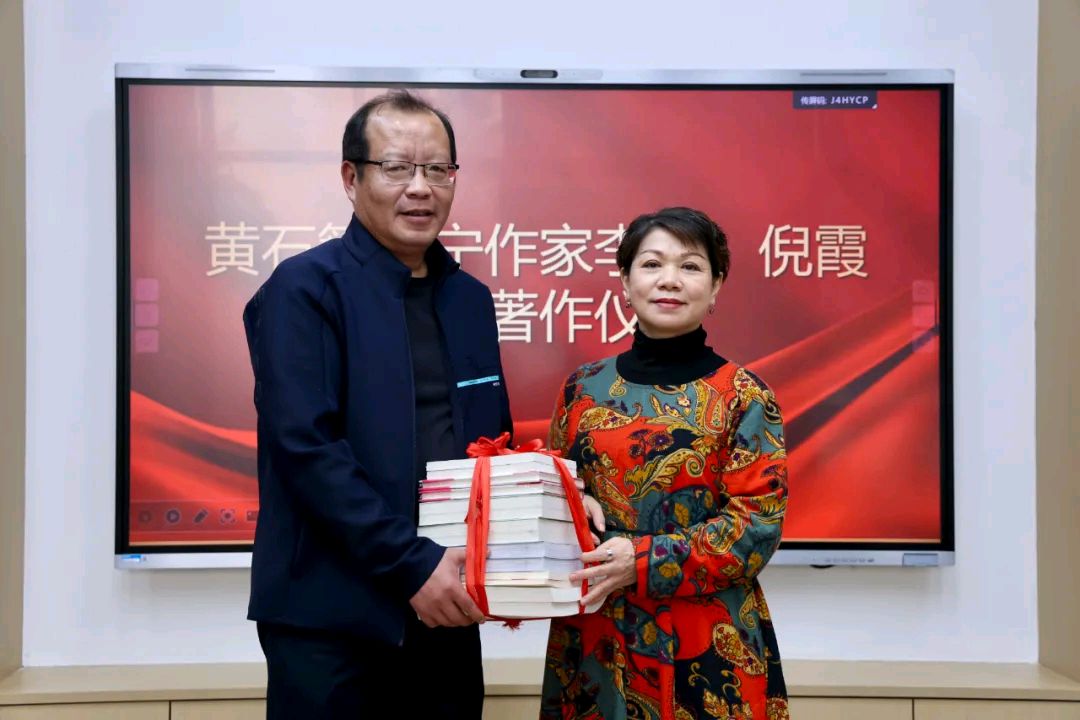 李专、倪霞两位作家捐个人著作给家乡（图5）