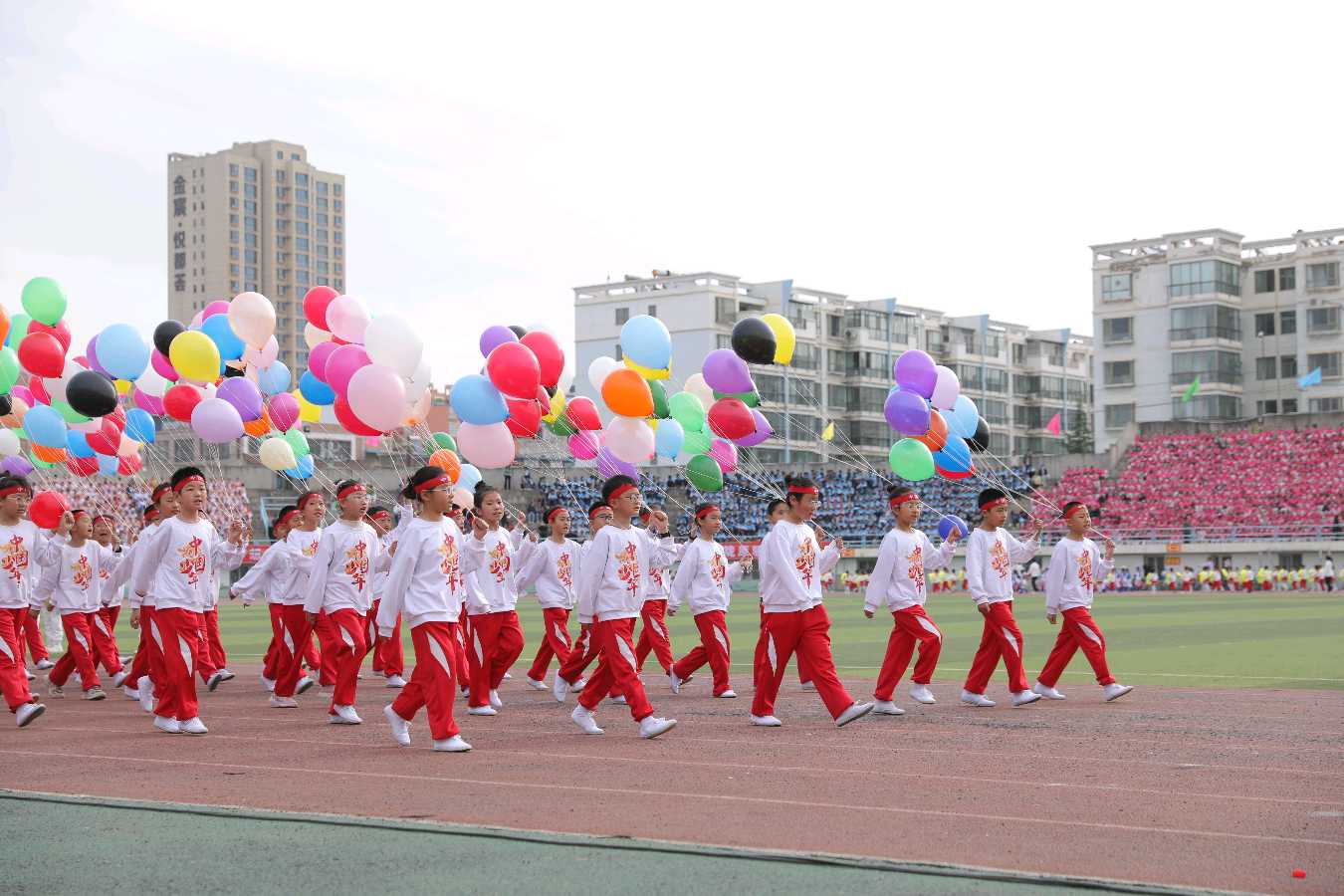 东方书剑的《满庭芳・赞泌阳七小金秋运动会开幕式》（晏几道体）