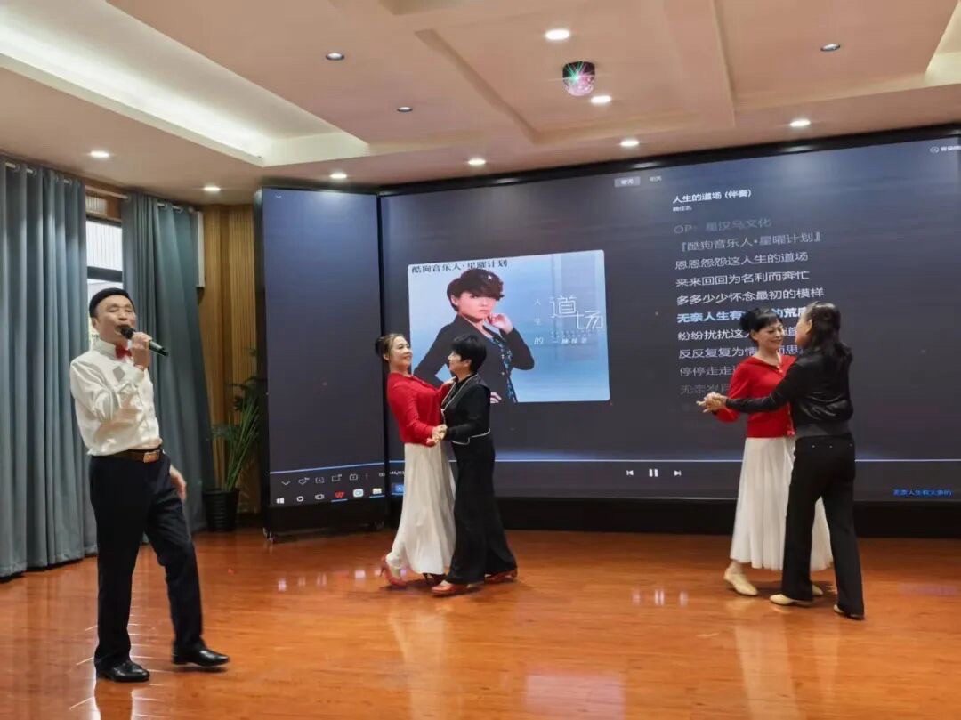 海外头条：《岁月如歌.情暖重阳——龙兴镇2025年重阳节退休教师文艺汇演》文/刘孝华（图9）