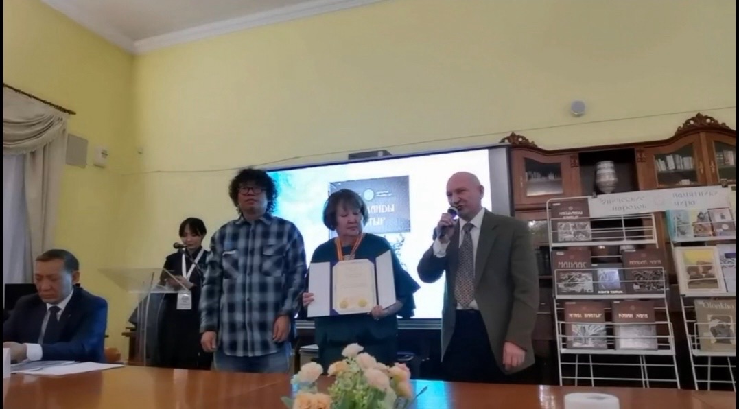 海外头条:曹谁在俄罗斯第8届雅库特文学节上斩获三个奖项(图11)