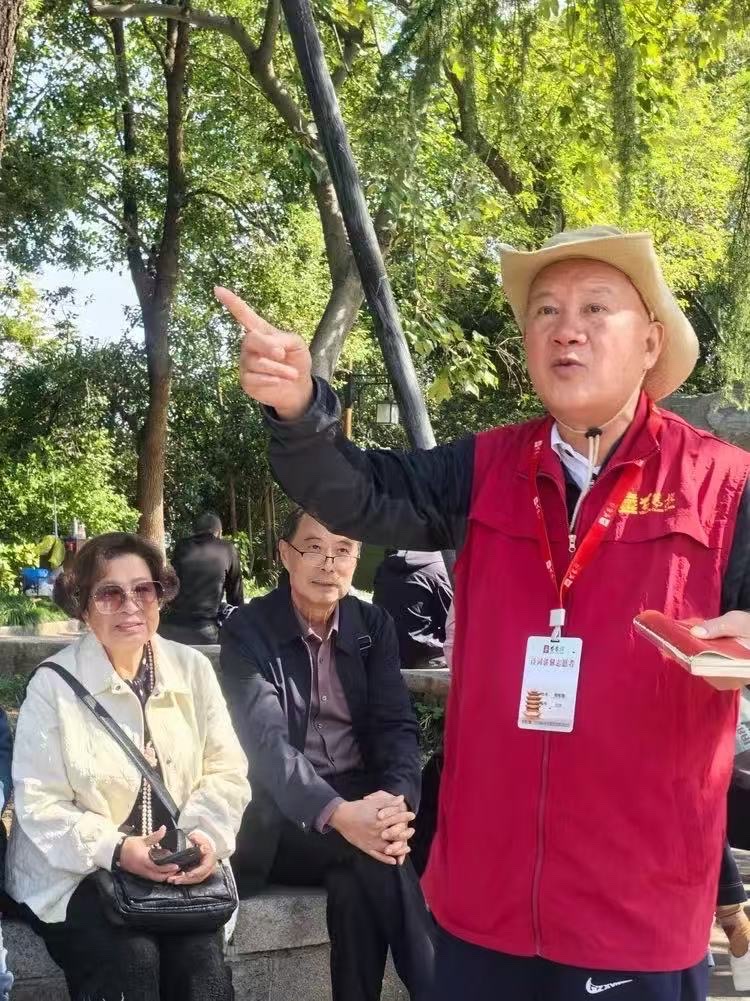 志愿者热情接待抗疫英雄，援汉医生赞美英雄大武汉作者：周智敏（黄鹤楼诗词讲解志愿者）诵读小小（图7）