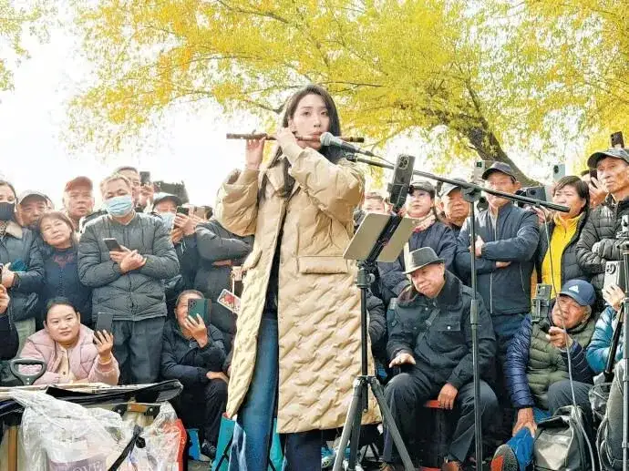 公园里来了“文艺国家队”！艺术家与观众双向奔赴（图2）