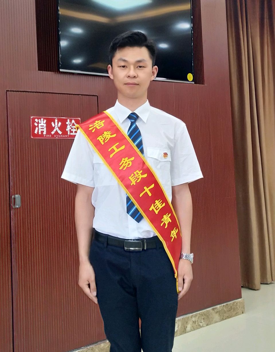「成铁好青年」铁骨铸初心 青春绽芳华——记第四届“成铁好青年”原涪陵工务段线路工涪陵车务段综控员贺伟