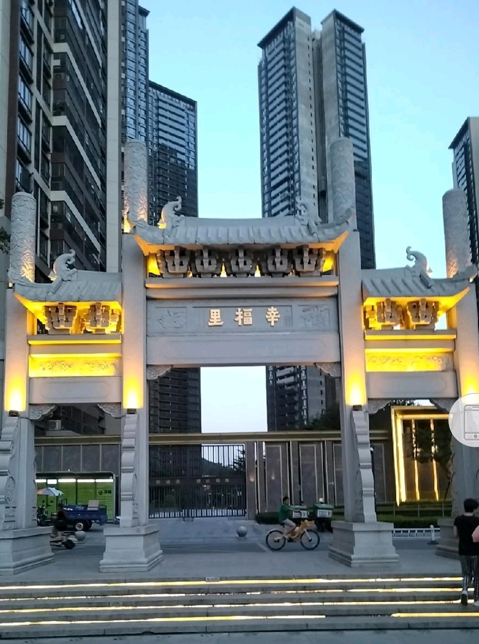 《英雄每天乐开花》 诗/魏夕环 图/王建 晋粤传奇平台