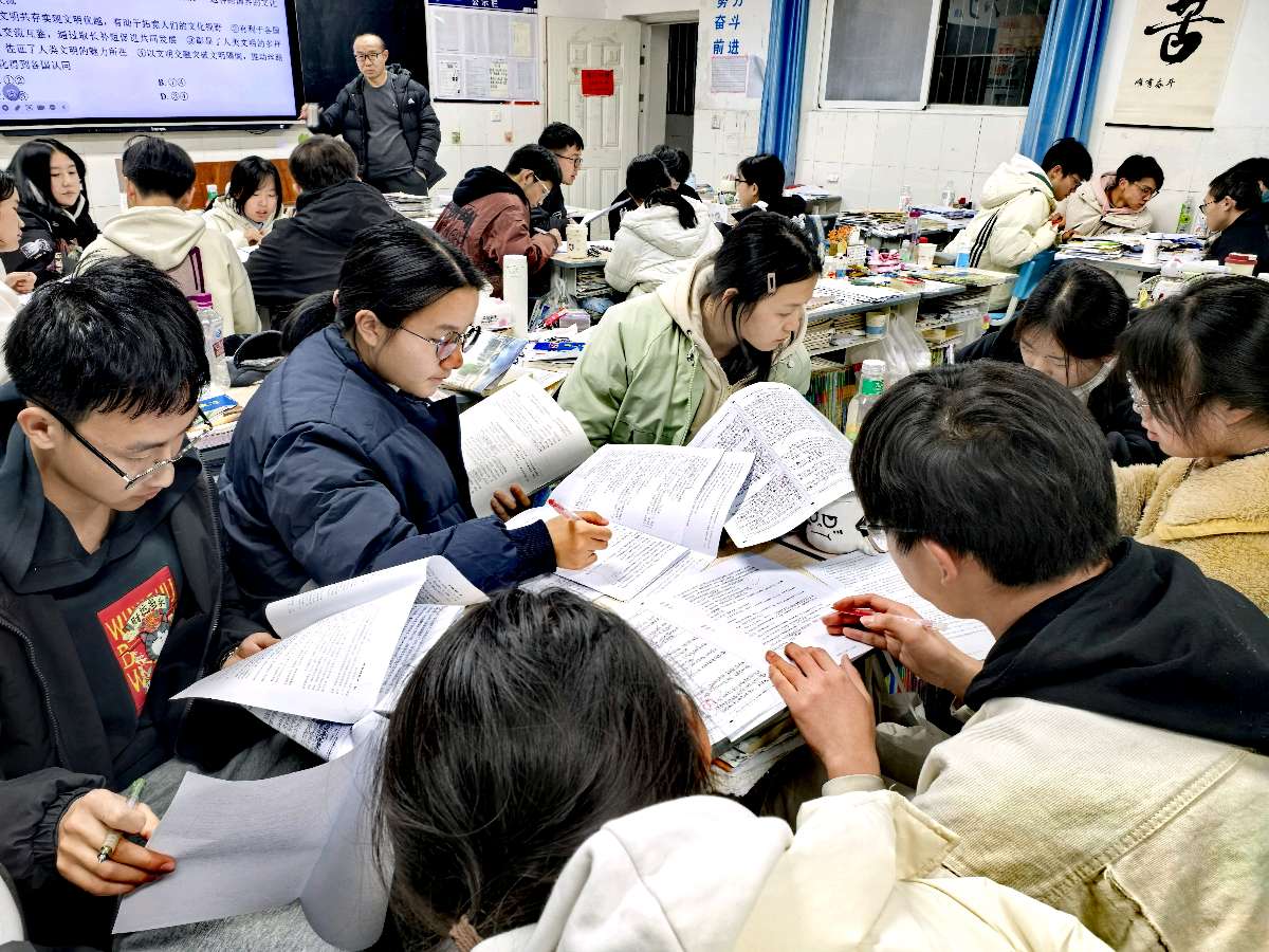 帅亚高中：冬夜课堂里的生长力