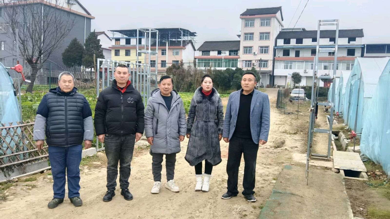 田间走访探农情 志愿帮扶促振兴