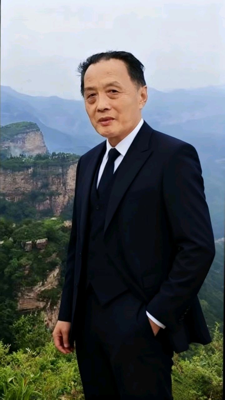 弹钢琴的红女人.胡风楚月