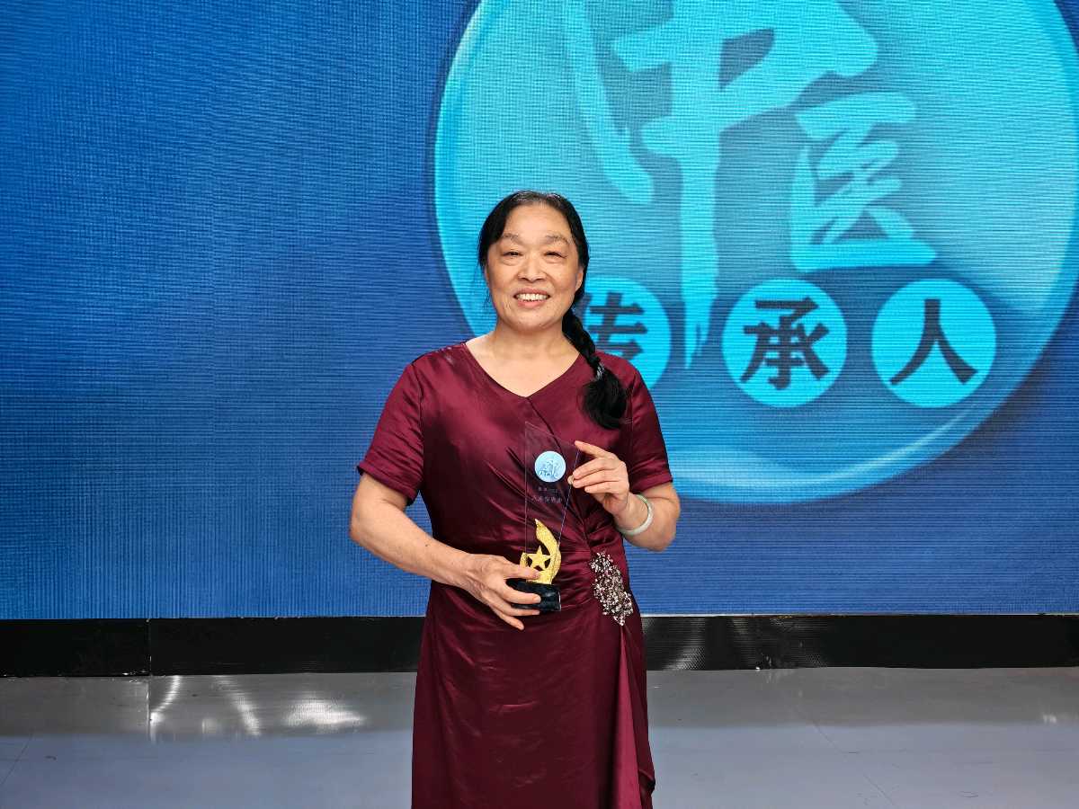 仁心济世守传承 拥军爱警显担当——记中医名家王素梅