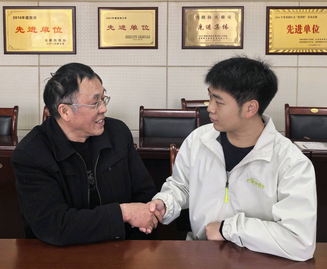 「散文」扎根渝怀，青春筑坦途（图2）