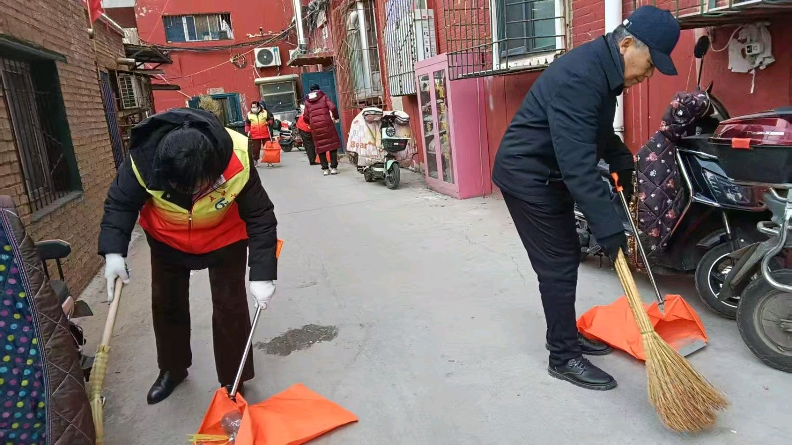 一身红马甲 服务双行动（图3）
