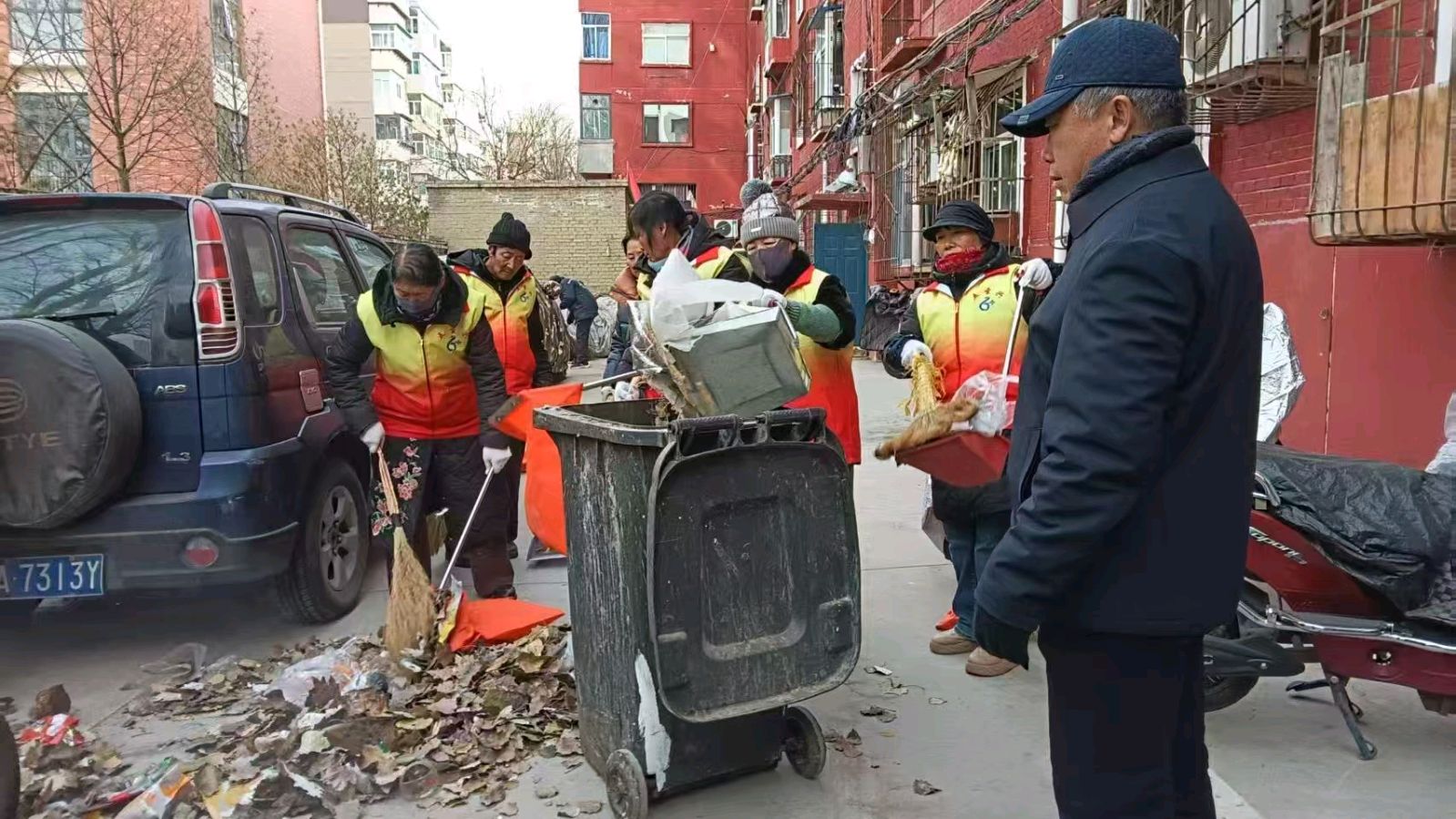 一身红马甲 服务双行动（图2）