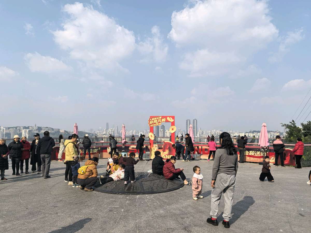 铜元之光：南岸崖头的时光回响