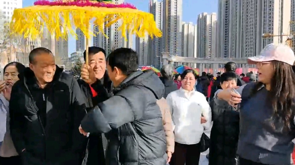 秧歌扭出新春气 志愿温情扬民俗