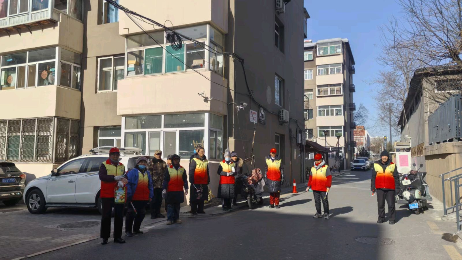 志愿清“癣”靓楼道 服务为民暖人心