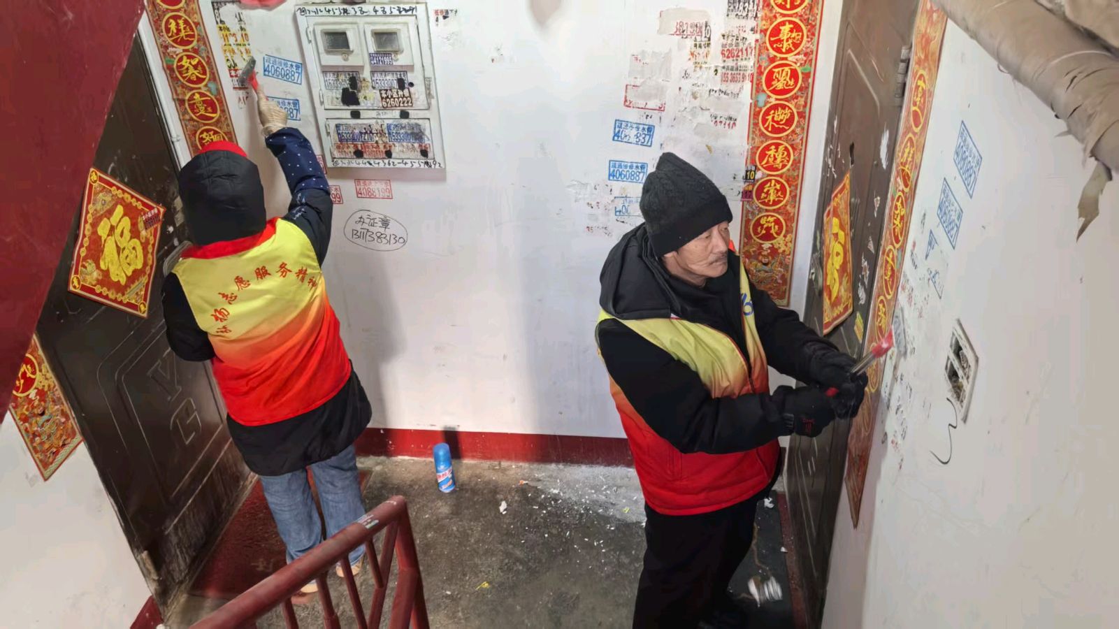 志愿清“癣”靓楼道 服务为民暖人心（图2）