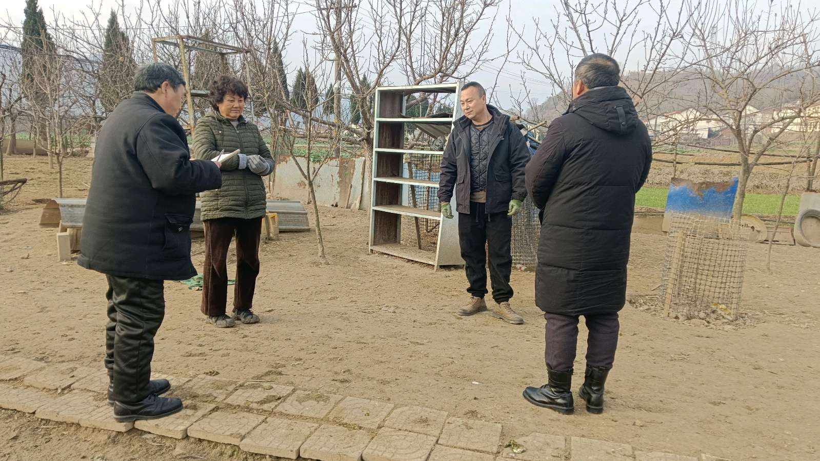 走访鸡场听心声 共话发展促振兴（图3）