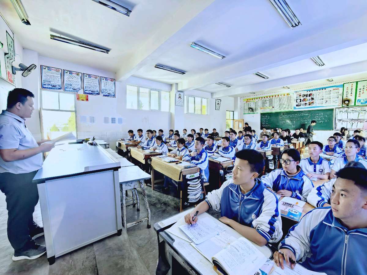 勐捧中学高快作文之星（2）杨家怡：以己为锚，自立前行（图2）