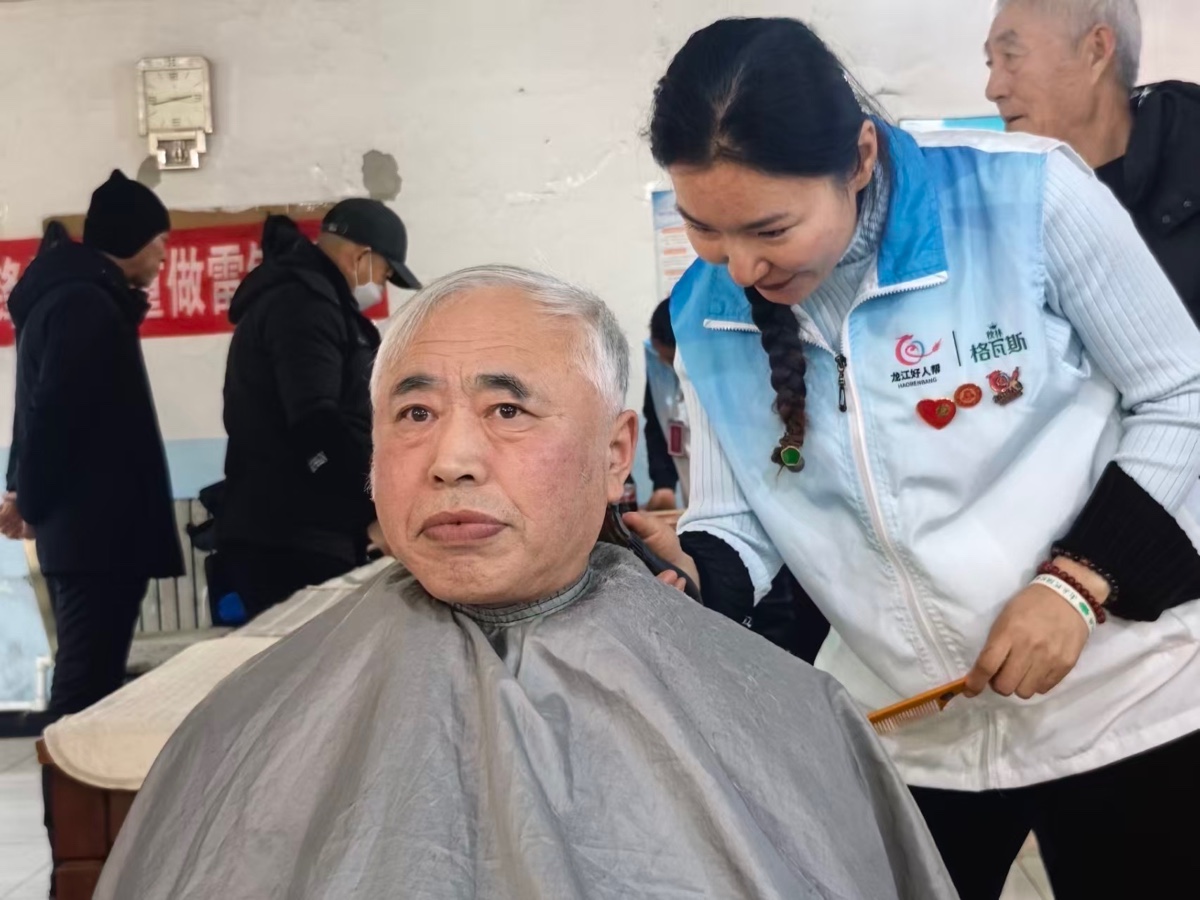 【听】志愿红温暖冬日，爱心集市进社区——松北学雷锋志愿服务队为世纪花园社区老人送新春祝福，诵读小小（图6）