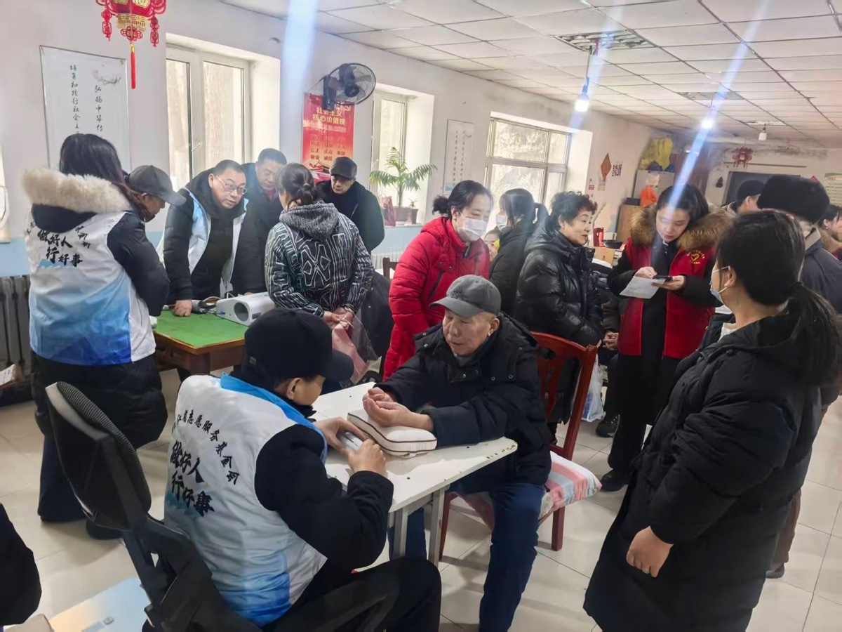 【听】志愿红温暖冬日，爱心集市进社区——松北学雷锋志愿服务队为世纪花园社区老人送新春祝福，诵读小小（图13）